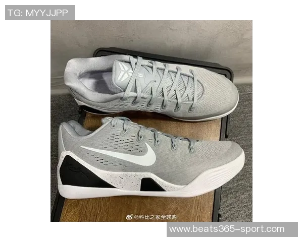 库里今日穿着科比9战靴展现低调风范灰白黑配色尽显简约风格